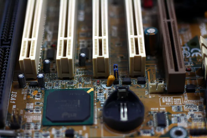 The Component Nobody Watches Until Everything Stops: How to Recognize a Failing Motherboard Before It Takes Your System Down